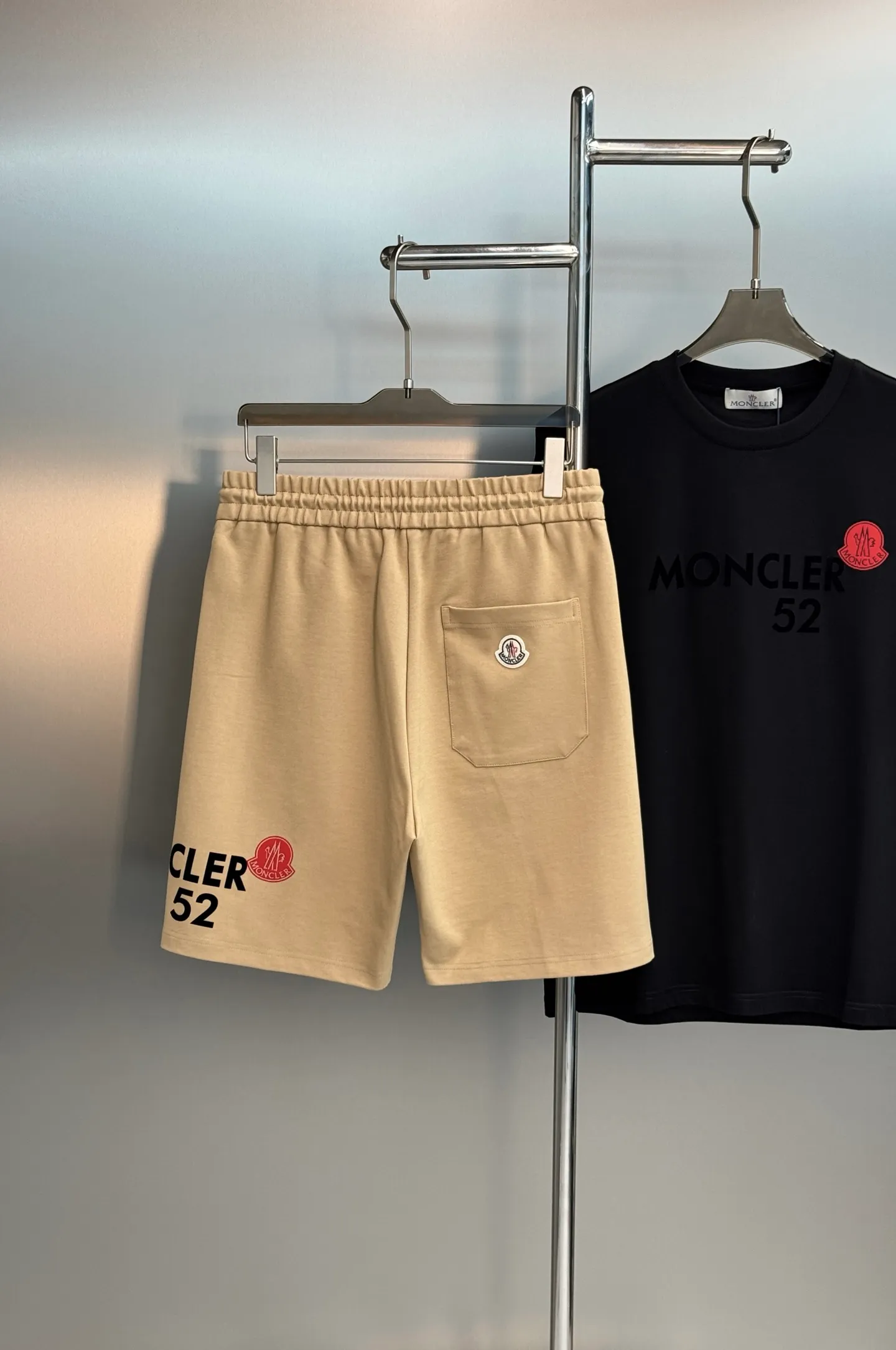 。 240 ⚜️Moncler 26s New Arrival . Same Style❤️ .Classic moncler Red . . . Premium ， Breathable ！ ！ . Classic Versatile！！ ：Black.White.Khaki.Sizes：M-3XL/29-36 ❗️（S 4XL ）175/140 L